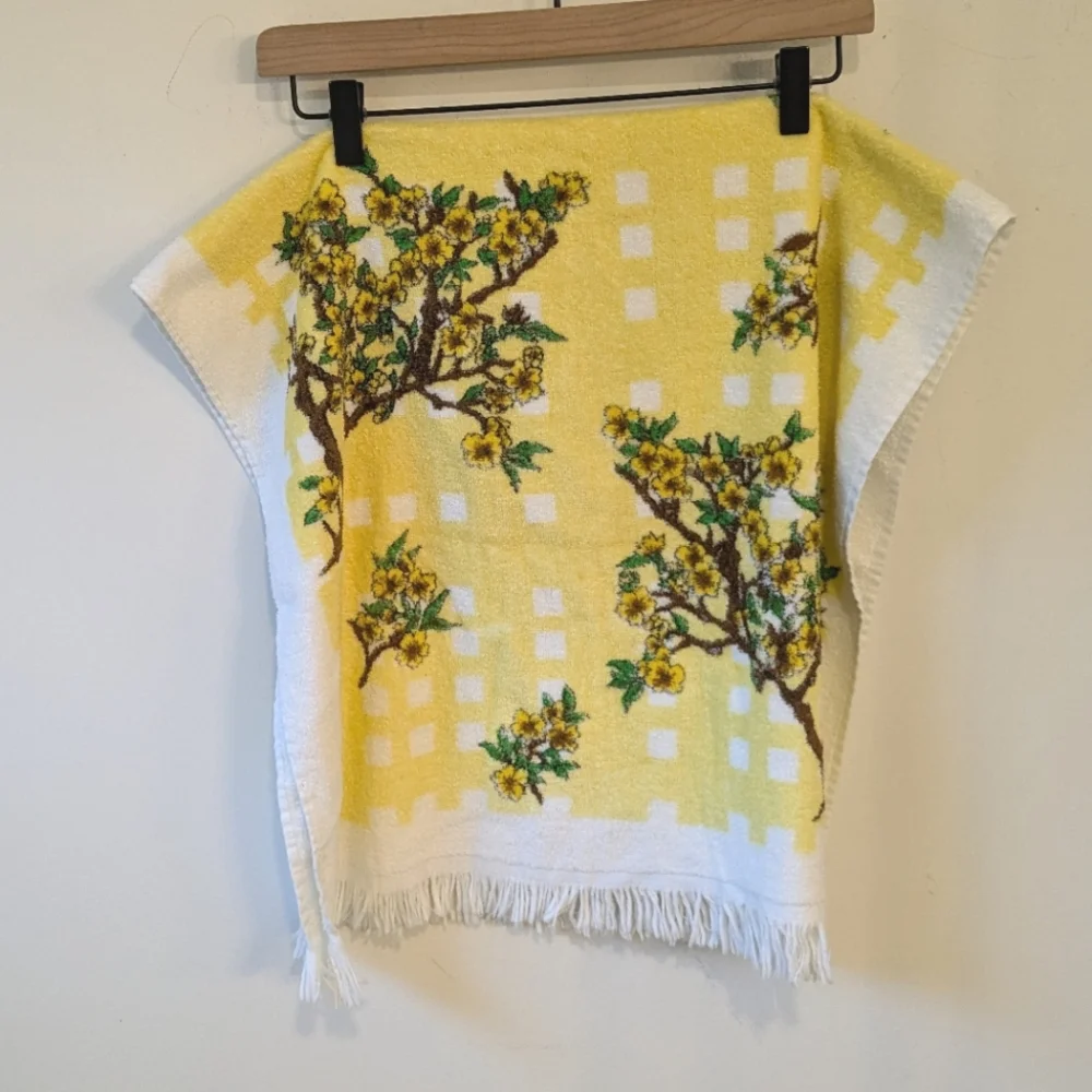 Vintage Made in USA White Yellow Floral Pattern Hand Bath Towel Mid Size